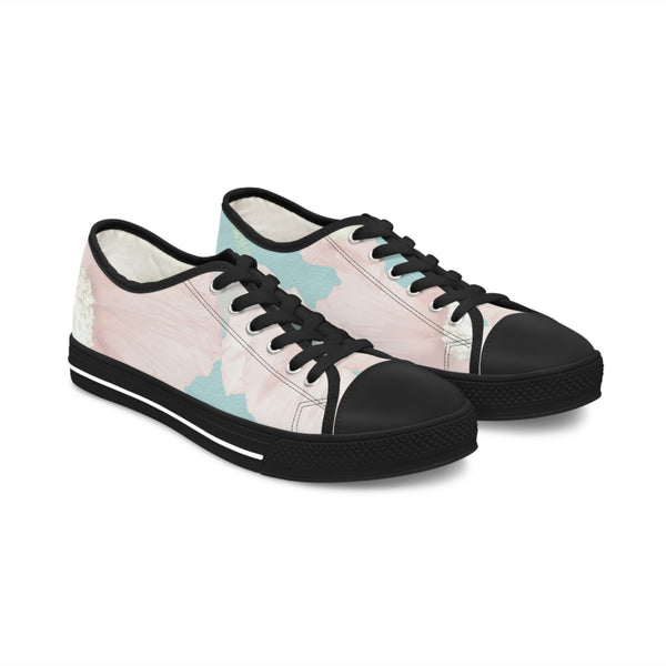 PINK FLOWERS IN BLUE SKY - Women's Low Top Sneakers Black Sole