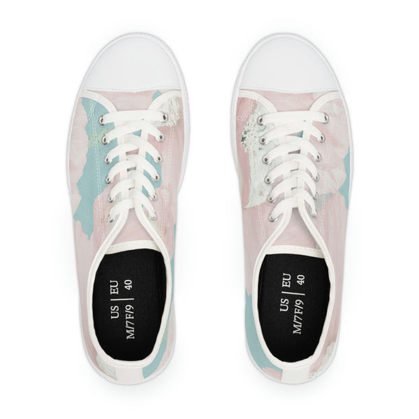 PINK FLOWERS IN BLUE SKY - Women's Low Top Sneakers White Sole